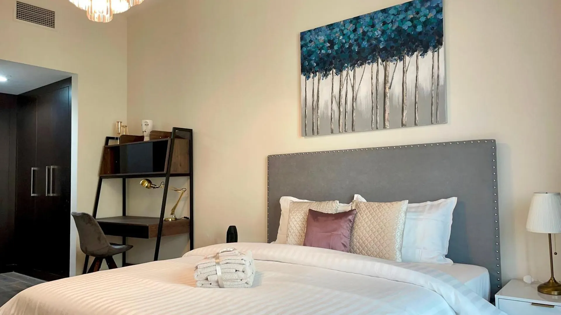Elite Lux Holiday Homes - Two Bedroom Apartment Direct Metro Access In Al Furjan, Dubai